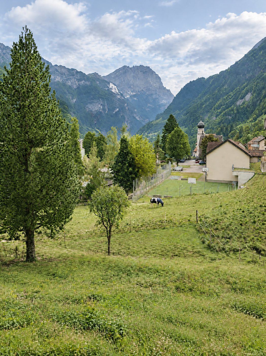 Blick über Valens ins Tal