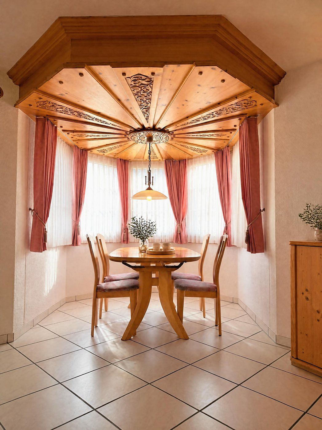 Erker mit geschnitzter Holzdecke